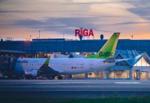 Самолет airBaltic в аэропорту Рига