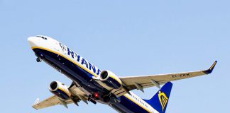 Взлет Boeing 737-800 Ryanair