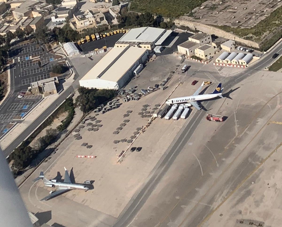 Вид с высоты на Boeing 737-800 Ryanair после столкновения с заправщиками в аэропорту Мальты
