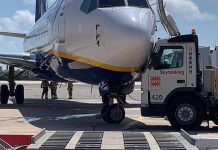 Boeing 737-800 Ryanair после столкновения с заправщиками в аэропорту Мальты