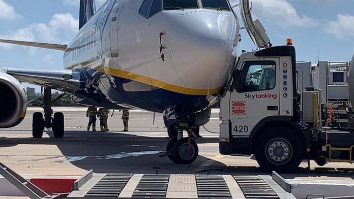 Boeing 737-800 Ryanair после столкновения с заправщиками в аэропорту Мальты