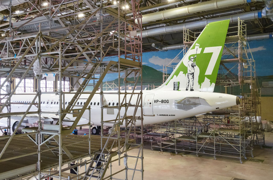 Airbus A320 S7 Airlines в белой арт-ливрее уличного художника