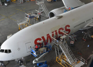 Boeing 777-300ER Swiss в ангаре. На самолет наносят пленку AeroSHARK