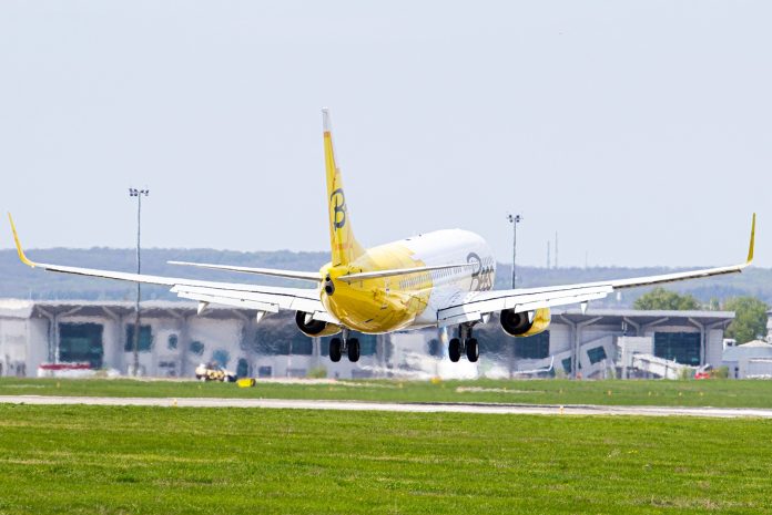 Boeing 737-800 Bees Airline в аэропорту Харьков