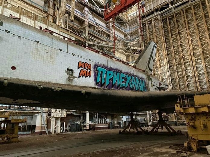 Граффити на космическом корабле Буран: Юра, мы приехали