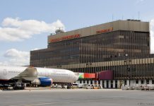 Самолет "Аэрофлота" на фоне терминал F в аэропорту Шереметьево