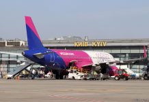 Самолет Wizz Air на фоне терминала с надписью Киев