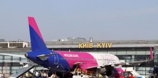 Самолет Wizz Air на фоне терминала с надписью Киев