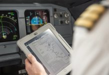 Планшеты Apple iPad пилоты используют вместо бумажных документов в самолете