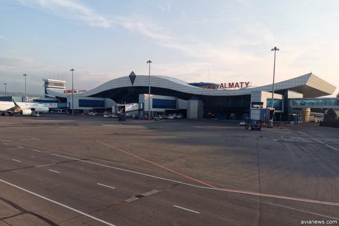 Терминал в аэропорту Алматы и самолет Air Astana