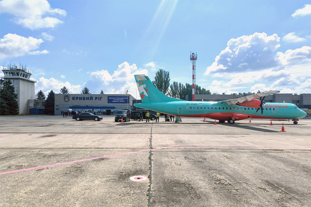 Самолет ATR 72-600 "Роза Ветров" в аэропорту Кривой Рог
