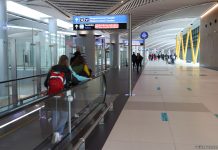 Пассажиры идут на паспортный контроль в аэропорту Стамбула