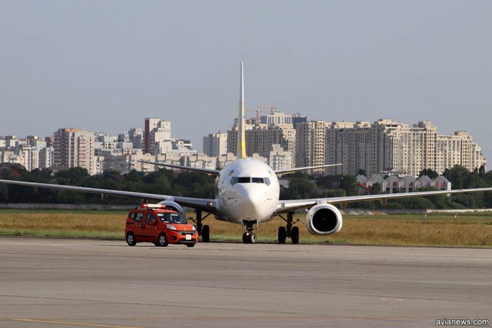 Boeing 737 и автомобиль сопровождения Follow me