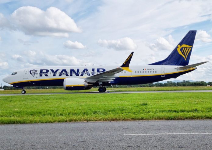 Первый Boeing 737-8200 Ryanair в Дублине, EI-HEN