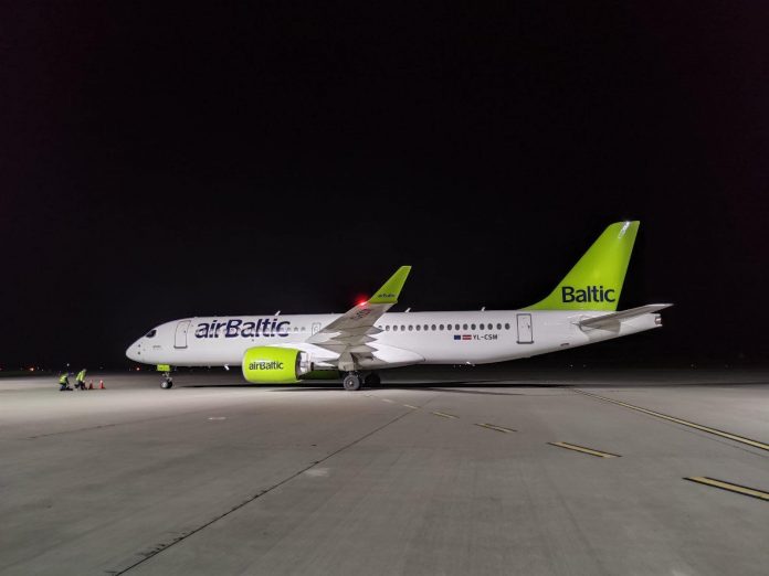 Airbus A220-300 airBaltic в аэропорту Львов