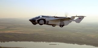 AirCar во время полета из Нитры в Братиславу
