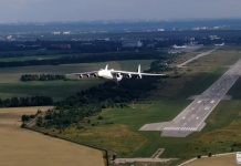Взлет АН-225 Мрия с аэродрома Гостомель. Скриншот видео, которое снято с дрона.