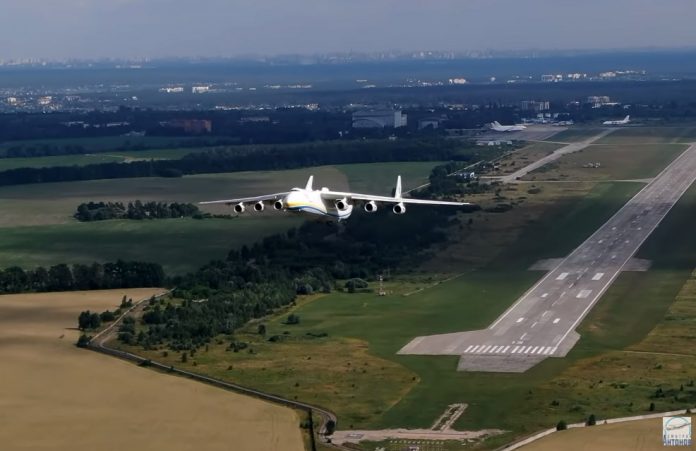 Взлет АН-225 Мрия с аэродрома Гостомель. Скриншот видео, которое снято с дрона.