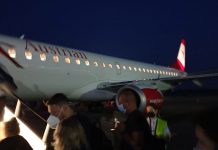 Пассажиры заходят на борт Embraer 195 Austrian Airlines