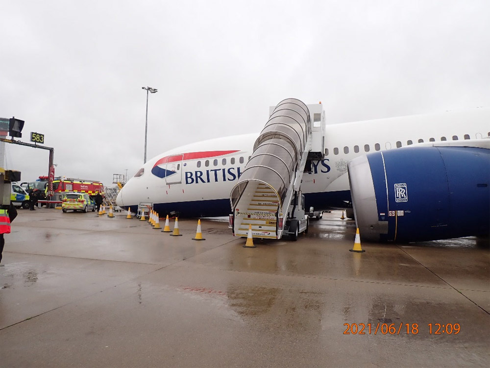 Boeing 787 British Airways лежит на носу в аэропорту Хитроу