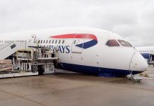 Boeing 787 British Airways лежит на носу в аэропорту Хитроу