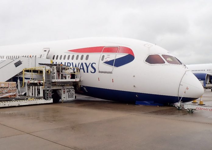 Boeing 787 British Airways лежит на носу в аэропорту Хитроу