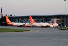 Boeing 737 Max Turkish Airlines у терминала в аэропорту Харьков