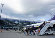 Пасажири сідають у літак Ryanair