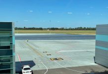 Перрон в аэропорту Одесса, который был подтоплен из-за рекордного количества осадков