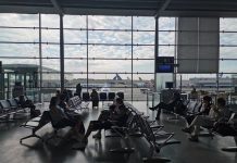 Пассажиры ожидают посадки в самолет в аэропорту