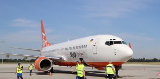 Boeing 737-800 SKyUp на стоянке в аэропорту