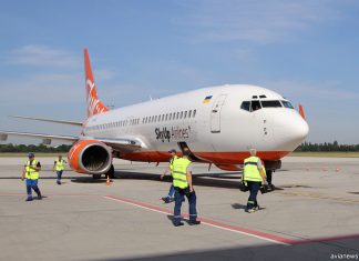 Boeing 737-800 SKyUp на стоянке в аэропорту