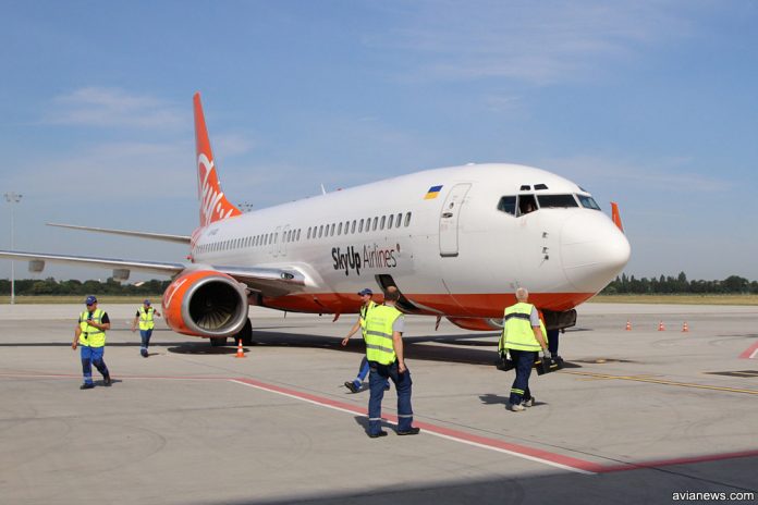 Boeing 737-800 SKyUp на стоянке в аэропорту