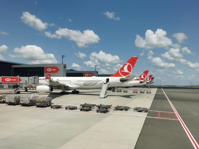 Літаки Turkish Airlines в аеропорту Стамбула