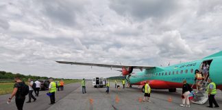 ATR 72-600 "Розы Ветров" на полосе в аэропорту Ужгород