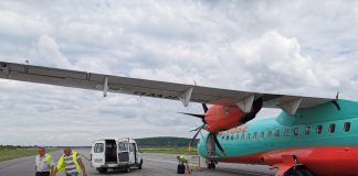 ATR 72-600 "Розы Ветров" на полосе в аэропорту Ужгород