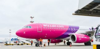 Airbus A320 в аэропорту Внуково в Москве