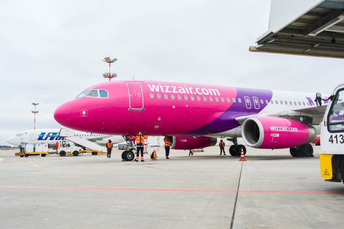Airbus A320 в аэропорту Внуково в Москве