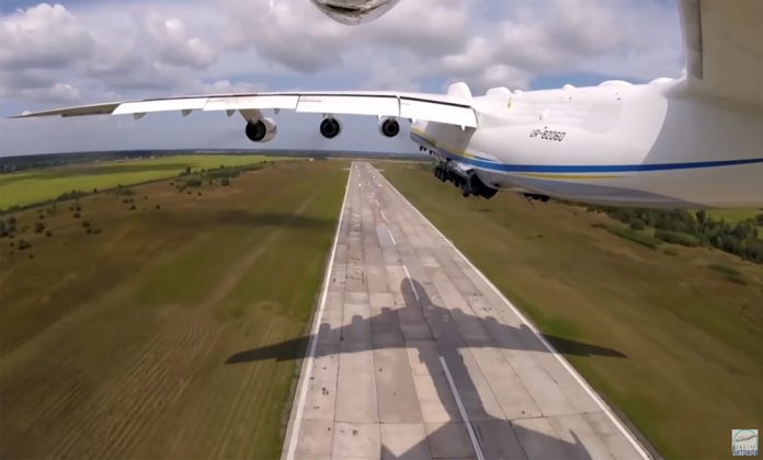 Вид на взлет Ан-225 Мрия с камеры на хвостовом стабилизаторе
