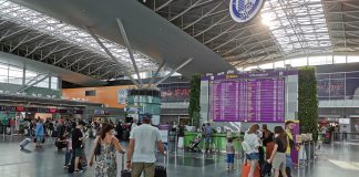 Информационная стойка и зал регистрации в терминале D аэропорта Борисполь