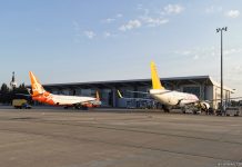 Самолеты Pegasus Airlines и SkyUp на фоне терминала в аэропорту Харьков