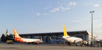 Самолеты Pegasus Airlines и SkyUp на фоне терминала в аэропорту Харьков