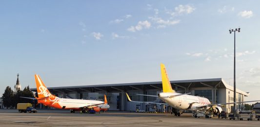 Самолеты Pegasus Airlines и SkyUp на фоне терминала в аэропорту Харьков