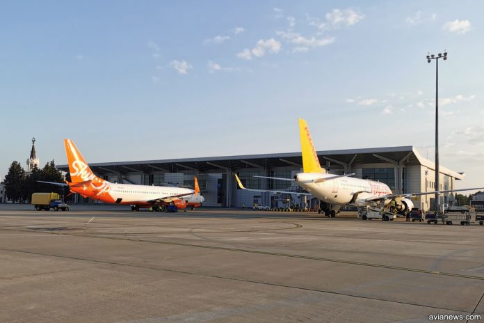 Самолеты Pegasus Airlines и SkyUp на фоне терминала в аэропорту Харьков