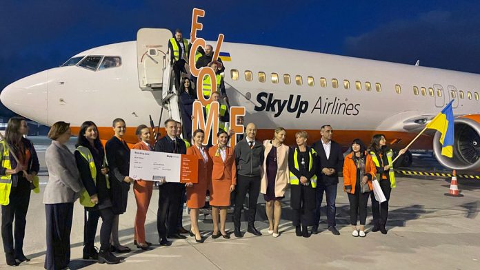 Встреча первого рейса SkyUp в аэропорту Лодзь