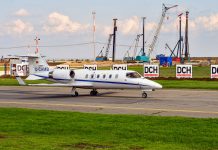 Самолет на фоне строительной площадки нового терминала в аэропорту Днепр