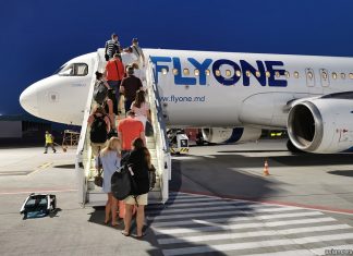 Airbus A320 Flyone. Посадка пассажиров в самолет