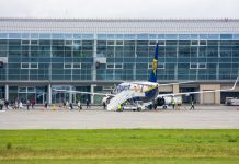 Пассажиры выходят из самолета Ryanair в аэропорту Львов