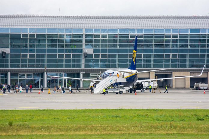 Пассажиры выходят из самолета Ryanair в аэропорту Львов