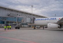Самолет пристыкован к телетрапу в аэропорту Одесса